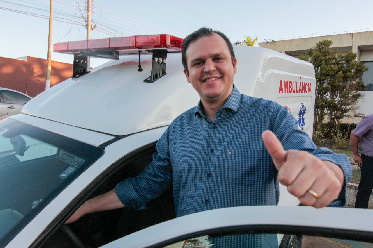 Deputado Thiago Silva entrega nova ambulância para Juscimeira