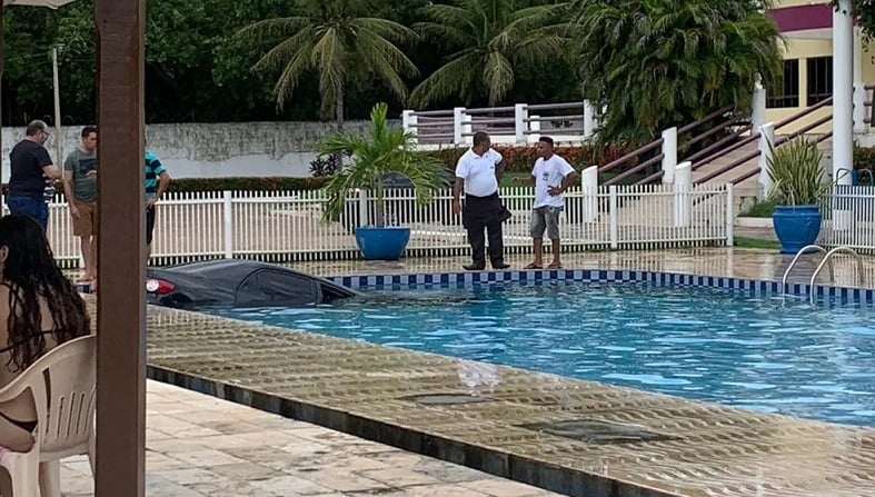 V Deo Carro Invade Piscina De Hotel E Quase Atropela Crian As