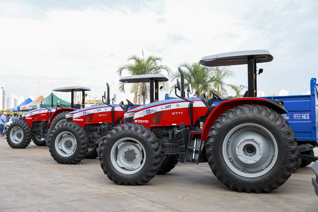 Governo de MT entrega máquinas e equipamentos para agricultura familiar