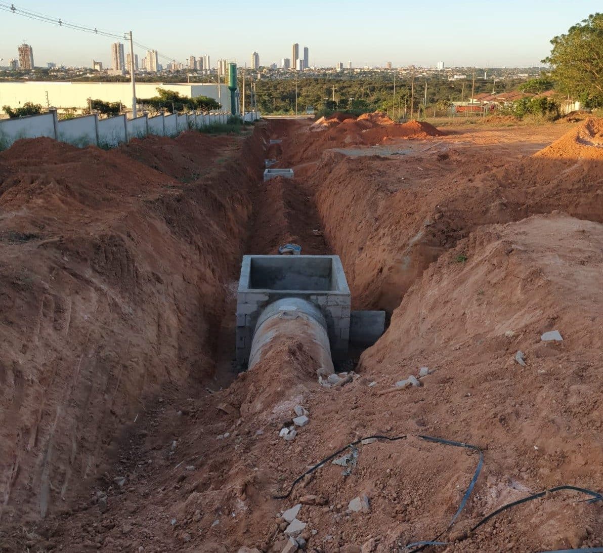 Obras De Drenagem Profunda Na Avenida Mediterr Neo Est O Na Fase Final