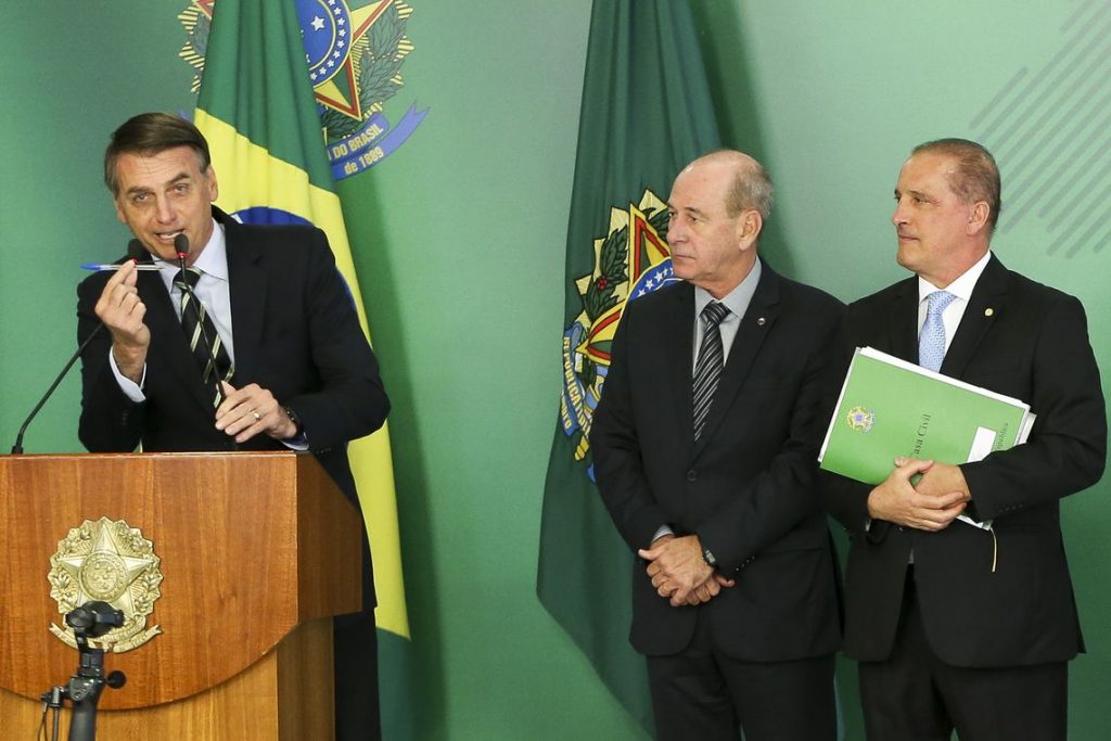 Bolsonaro: decreto devolve ao povo liberdade de decidir sobre armas