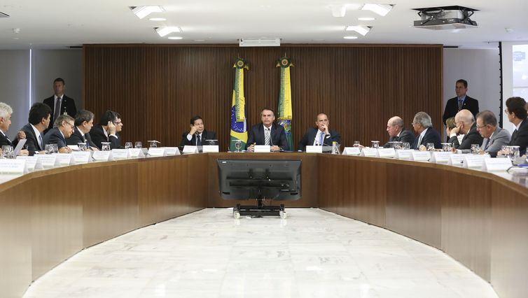 Bolsonaro faz nesta terça-feira a segunda reunião ministerial
