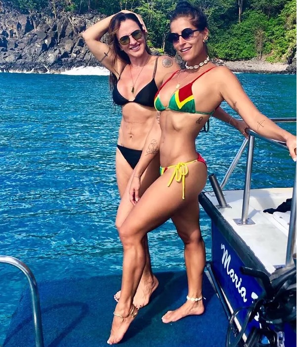 Maria Joana curte passeio de barco com mãe de Gabriela Pugliesi