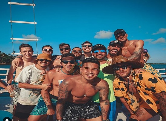 Neymar revela que se fantasiou para curtir festa com os amigos na Bahia