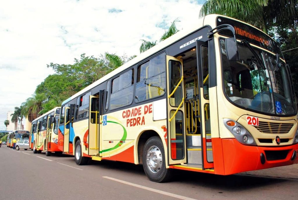 Empresa concessionária do transporte coletivo demite cerca de 150 motoristas de ônibus