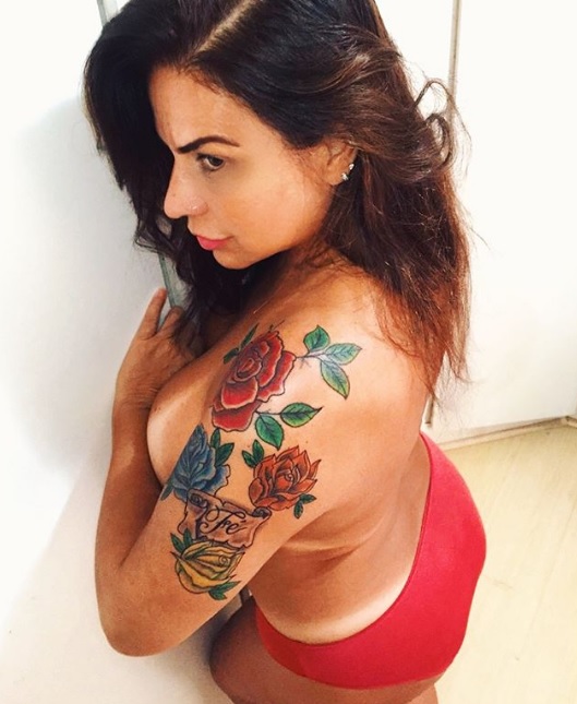 De topless, Solange Gomes exibe marquinha de sol e nova tatuagem