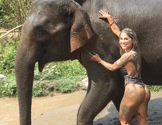 Vanessa Mesquita se sujou inteira de lama ao dar banho em um elefante na Tailândia