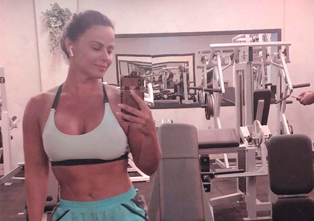 Viviane Araújo deixa barriga trincada à mostra em selfie durante treino
