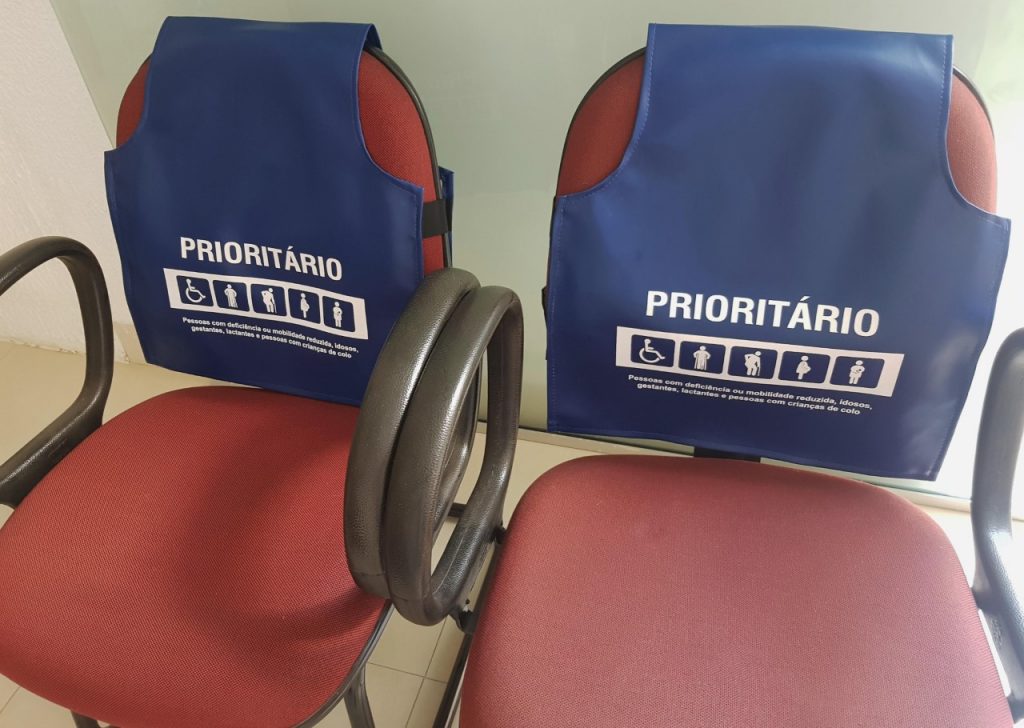 Procon orienta sobre obrigatoriedade de reserva de cadeiras para idosos, gestantes e PNEs