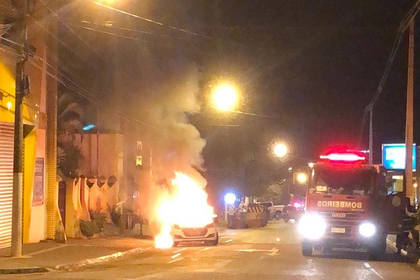 Vídeo: Carro pega fogo na Arnaldo Estevão