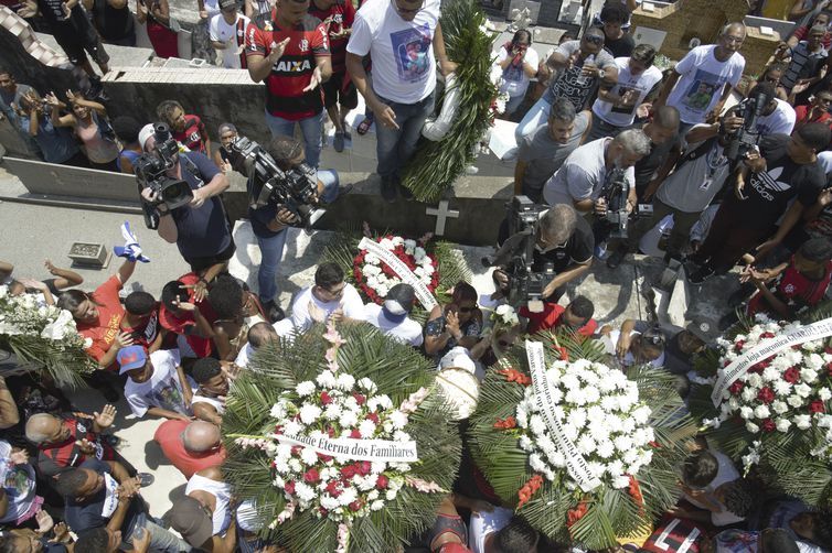 Corpos de mais vítimas de incêndio no CT do Flamengo serão enterrados
