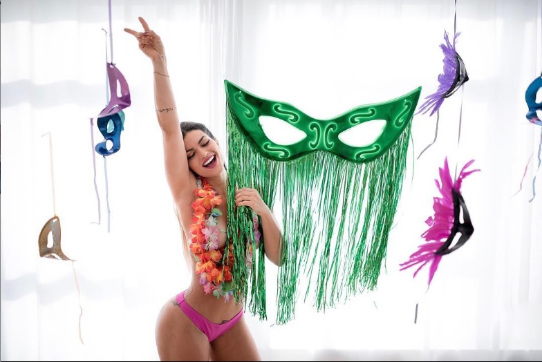 Kelly Key posa de topless em clima de Carnaval