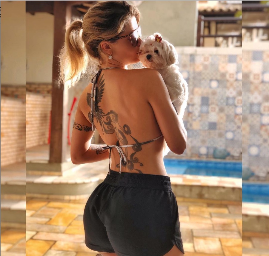 De biquíni, Cacau Colucci exibe tatuagem gigante e impressiona seguidores