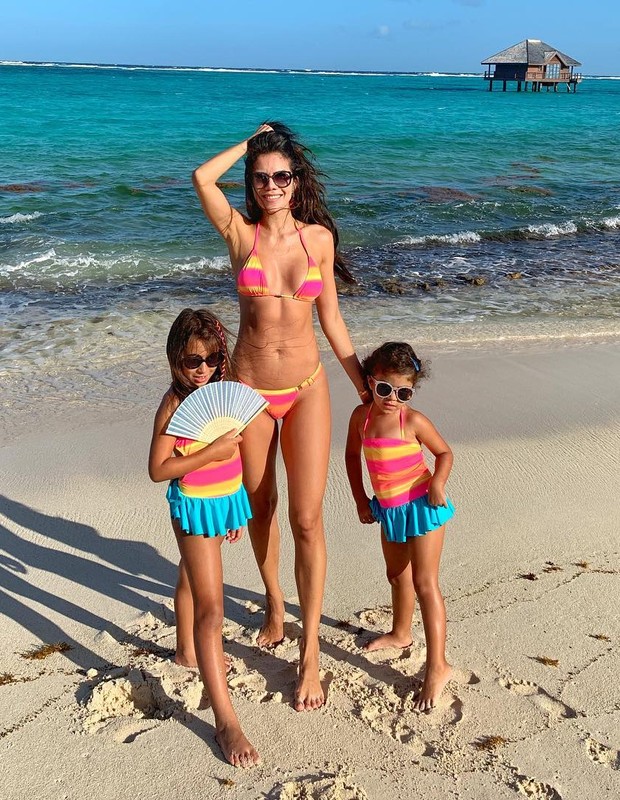 De biquíni, Daniela Albuquerque combina look em dia de praia com as filhas