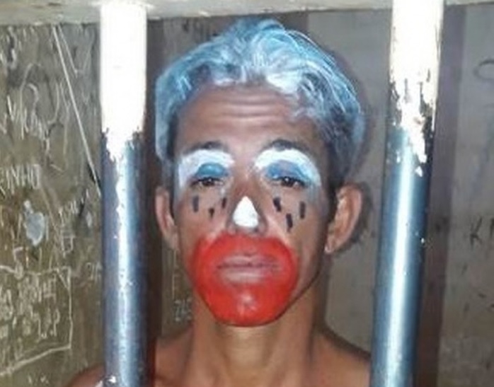 Homem é preso após se vestir de 'Palhaço' e ameaçar passar vírus HIV a clientes em MT