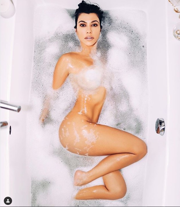 Kourtney Kardashian posa nua em banheira e fala sobre autoestima