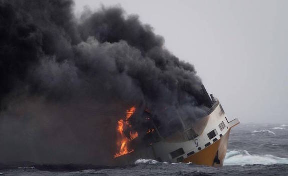 Navio que se destinava ao Brasil com carros de luxo pega fogo e afunda no Oceano Atlântico
