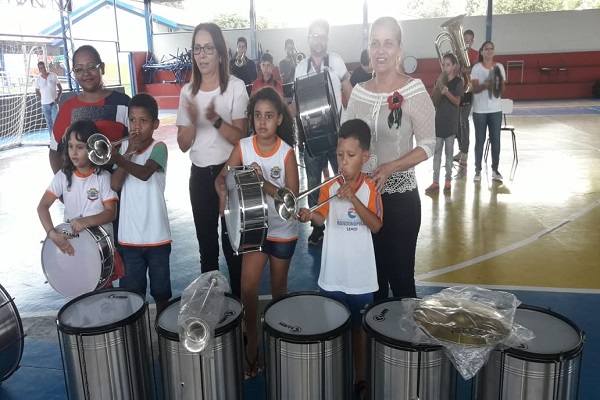 Prefeitura entrega instrumentos para formação de fanfarras nas escolas