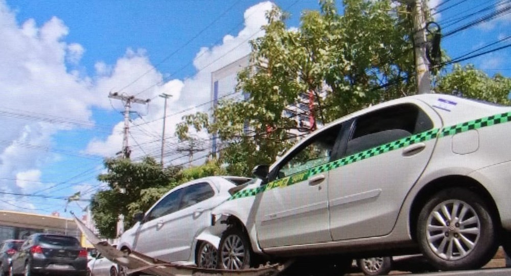 Taxista fura sinal e provoca acidente em Cuiabá