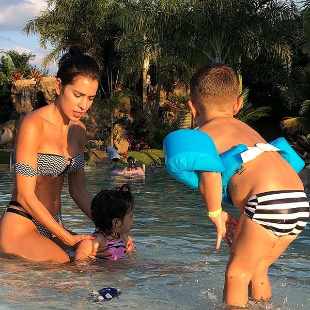 Adriana Sant'Anna se diverte com os filhos na piscina