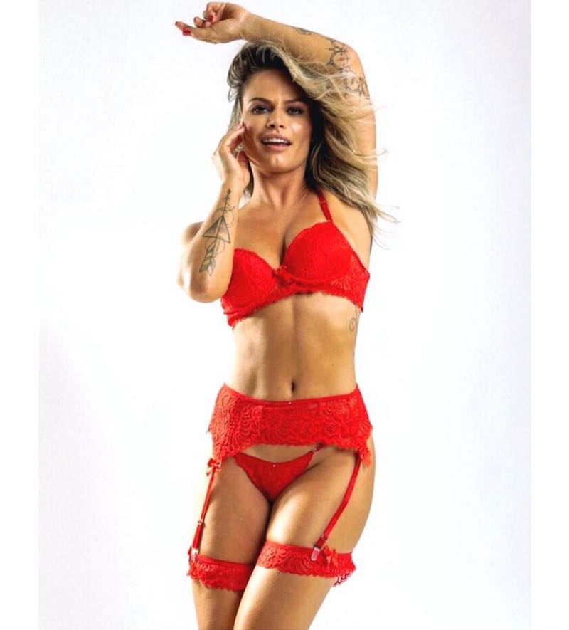 Natália Casassola posa com lingerie vermelham lingerie vermelha