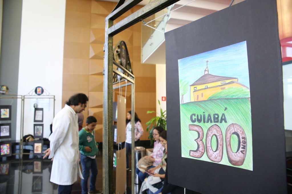 Alunos de escola pública pintam, dançam e recitam os 300 anos de Cuiabá no Teatro Zulmira
