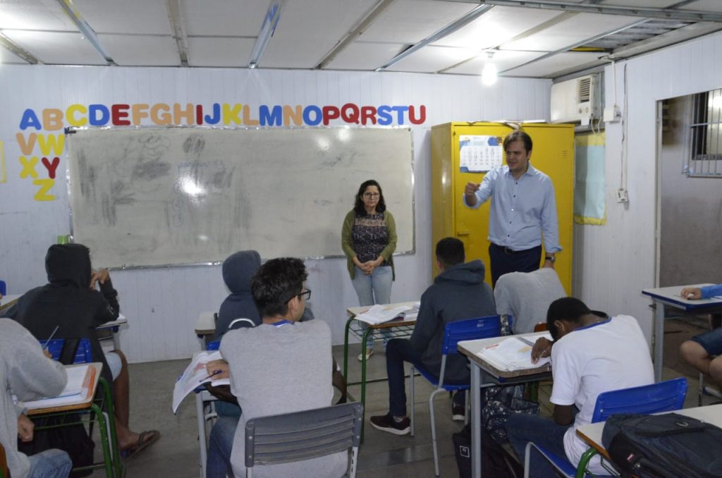 Deputado faz visita técnica em “Escola de Lata” de Cuiabá