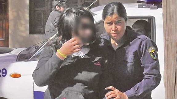 Mãe é presa após 'vender' filha de 11 anos a estuprador por R$ 263