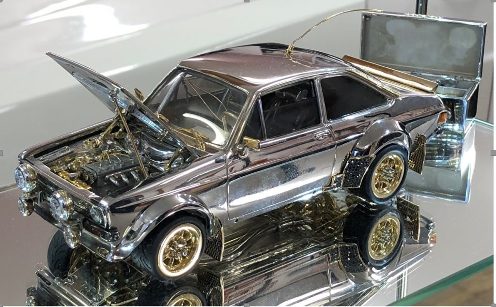 Ford Escort em miniatura de ouro, prata e diamantes é atração em leilão na Europa