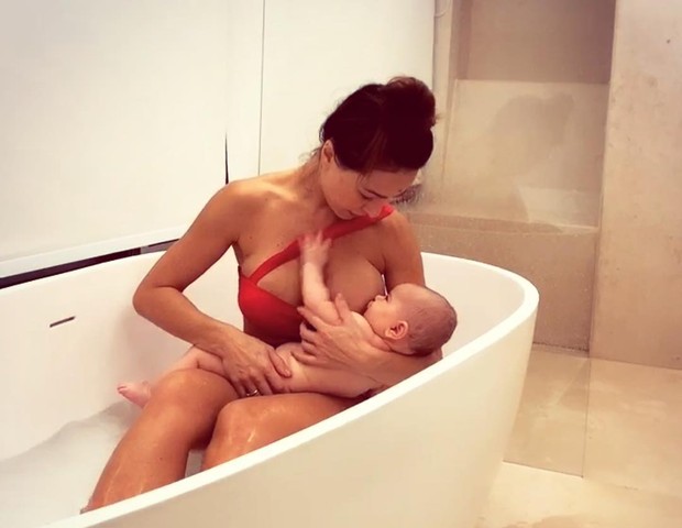 Sabrina Sato amamenta Zoe durante o banho