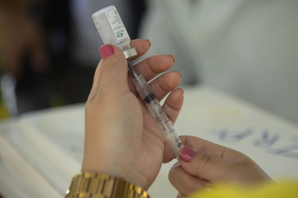 População vai em peso às unidades de saúde e quase 30 mil doses da vacina contra a gripe são aplicadas