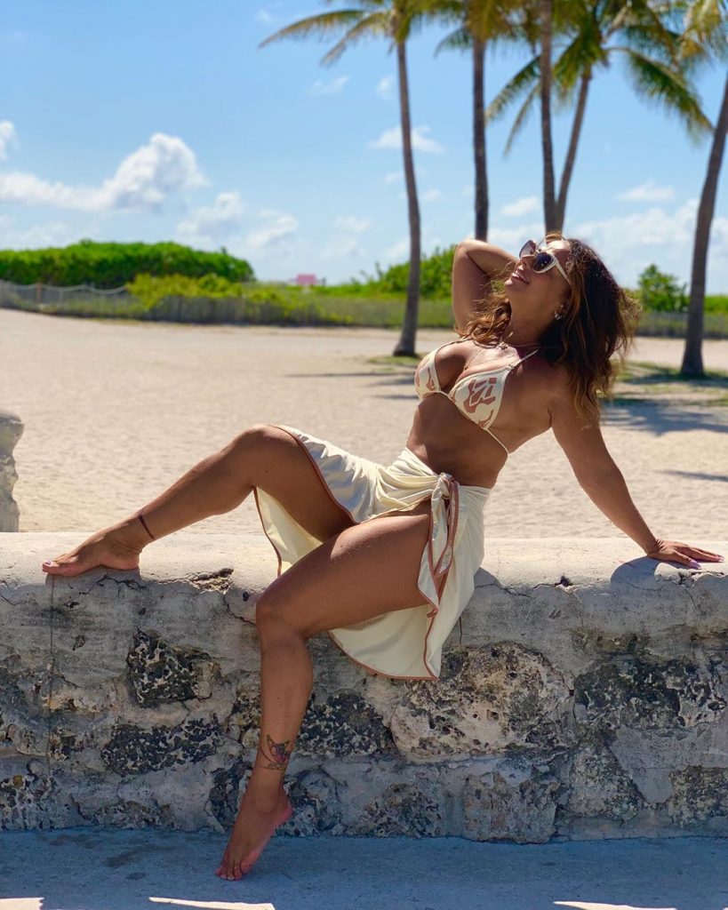 Em férias nos EUA, Viviane Araújo posa de biquíni em Miami e é elogiada na web