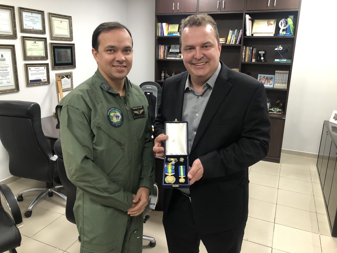 Max Russi é condecorado com medalha Aviação da Segurança Pública 'Mérito Águia Uno'