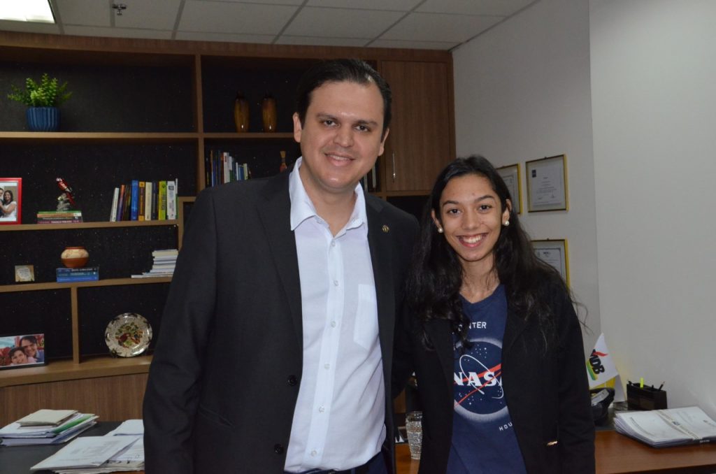 Estudante selecionada para programa da Nasa visita gabinete do deputado Thiago Silva