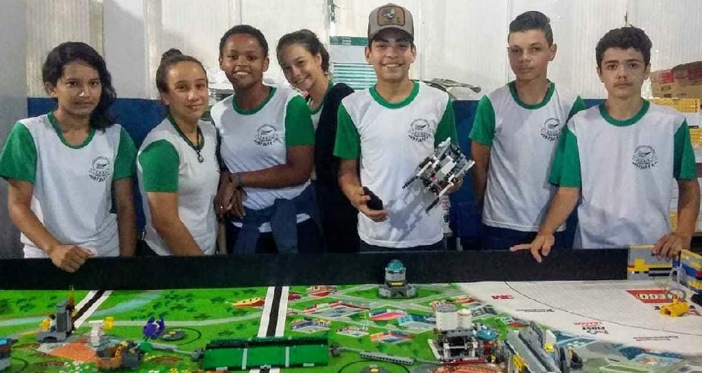 Empenho de alunos garante vitória em torneio de robótica