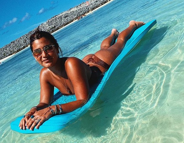 Giulia Costa mostra bronzeado no mar do Caribe