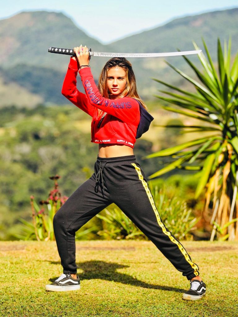 Mariana Lewis lança "Os 3 venenos de Shaolin"