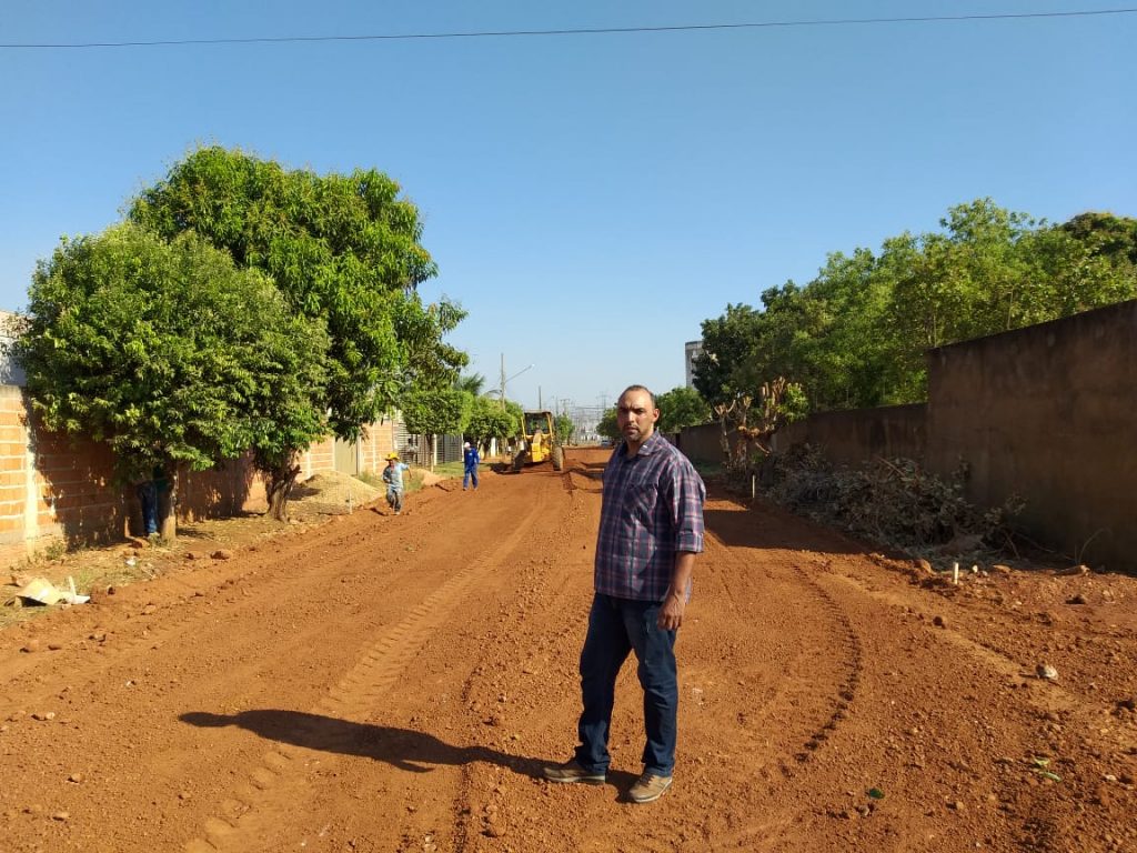 Vereador Beto do Amendoim acompanha a obra de asfalto no Cidade Alta