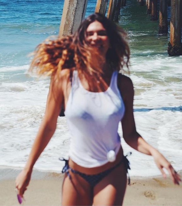 Mariana Goldfarb curte praia na Califórnia de camisetinha e biquíni