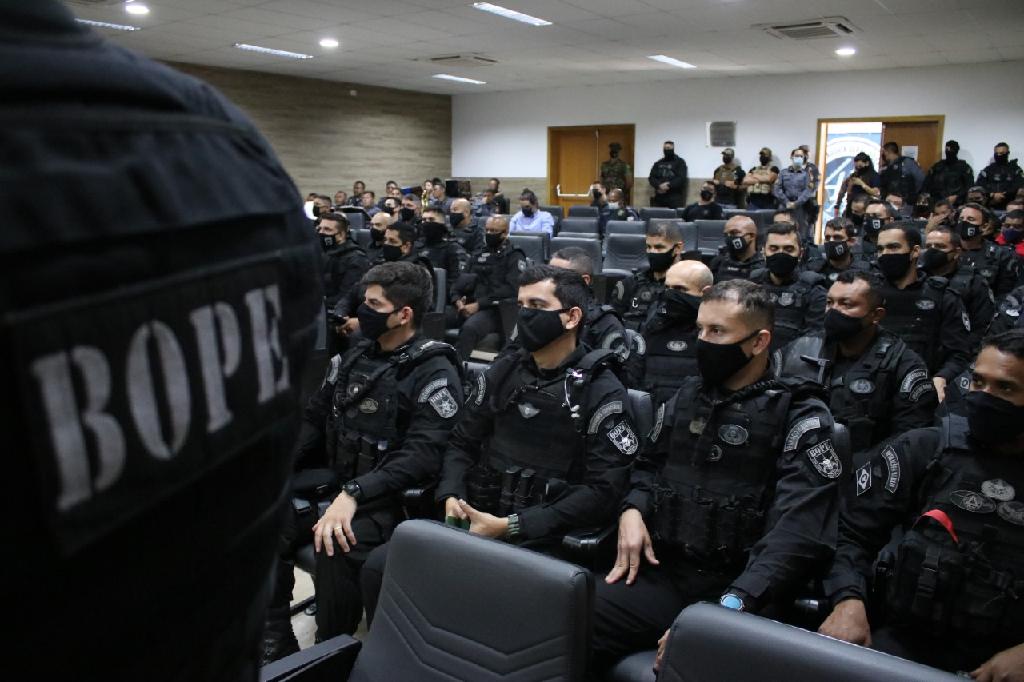 Treze policiais iniciam curso do Bope para uso de cães em operações em ...