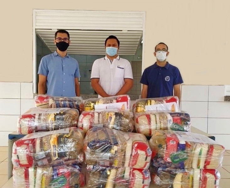 Grupo de voluntários já distribuiu quase 4 mil quilos de alimentos para famílias carentes