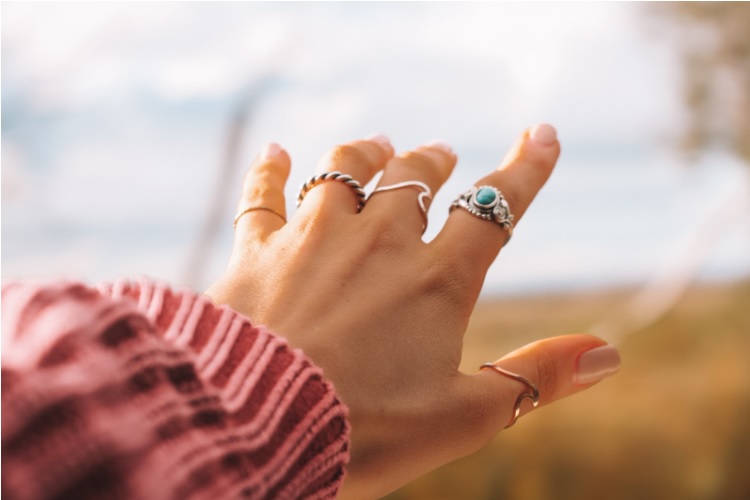Anéis de prata: dicas para como combinar os acessórios nas mãos
