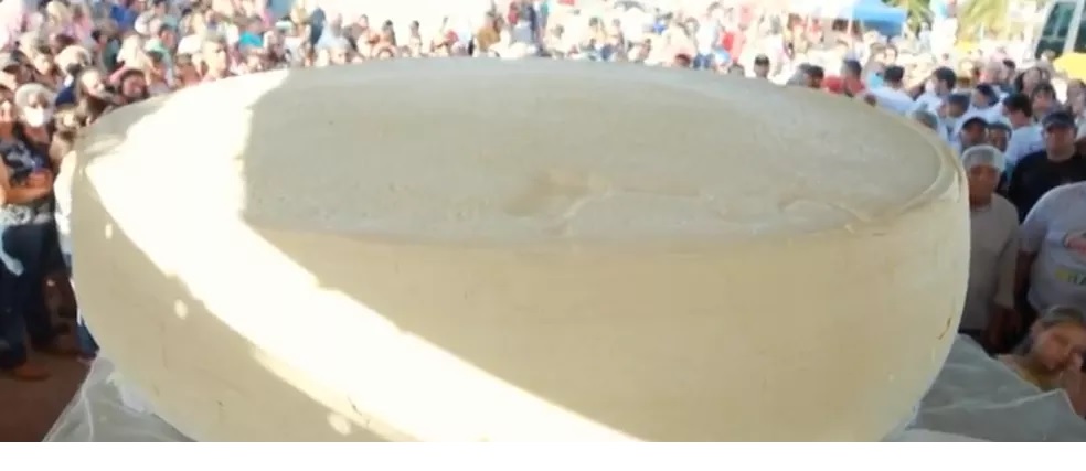 Queijo de duas toneladas é produzido em festa popular para celebrar a produção de leite em município de MT