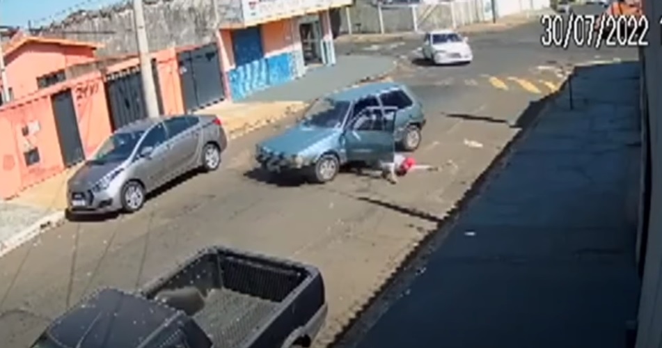 Motorista cai do próprio carro em movimento