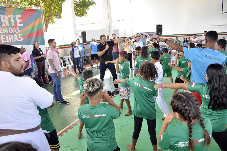 Várzea Grande recebe visita de Minotouro em escola-polo do projeto Esporte para Além das Fronteiras