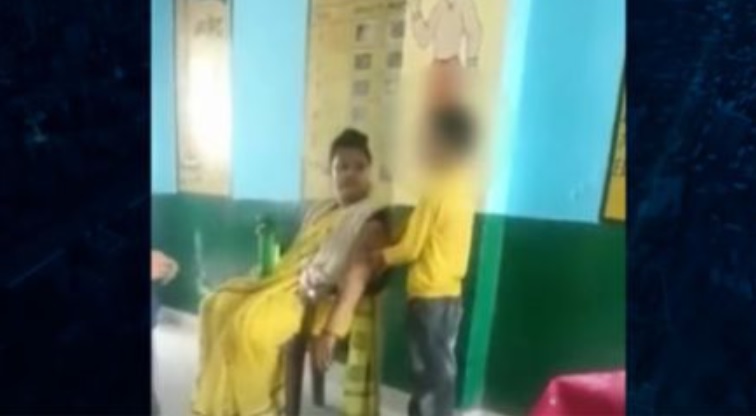 Professora é demitida após ser flagrada sendo massageada por criança