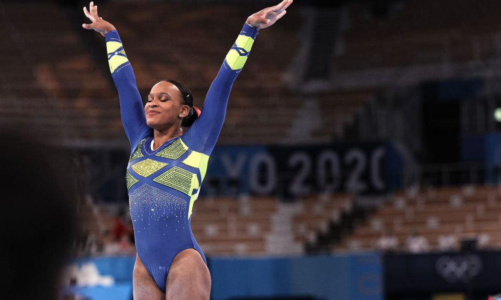 Rebeca Andrade leva prata nas barras assimétricas na Copa do Mundo