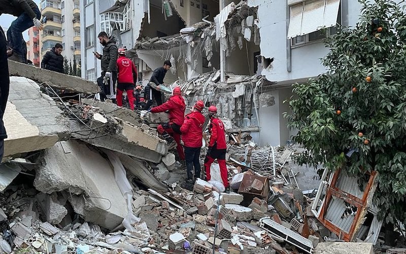 Número De Mortos Em Terremoto Na Turquia E Na Síria Passa De 2.300 ...