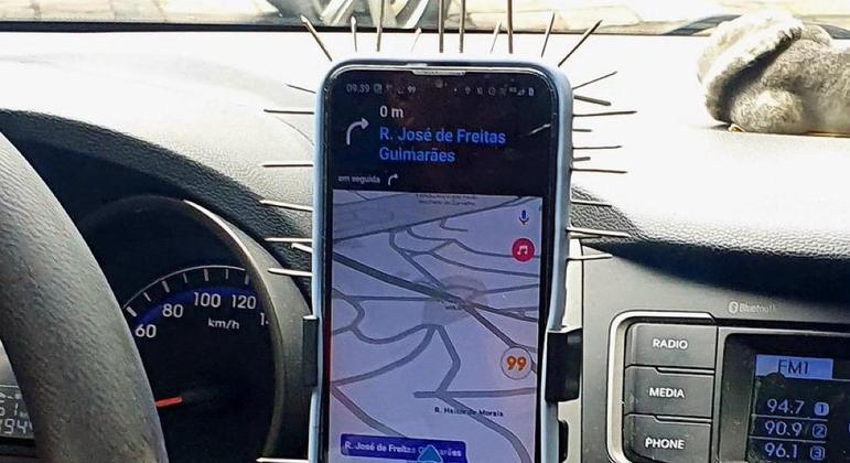 Motorista de app utiliza celular com dispositivo "anti-roubo" revestido de  pregos e viraliza na web - Primeira Hora