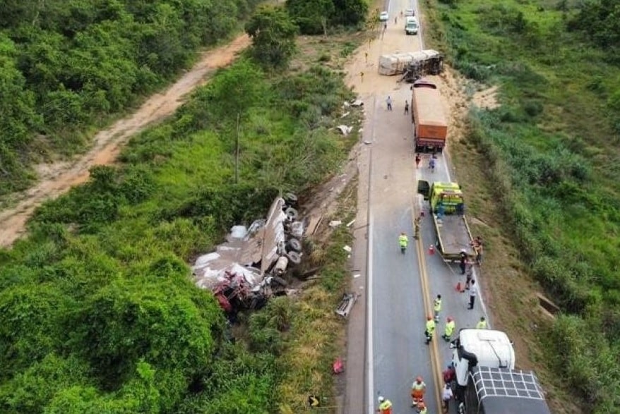 BR-163: Caminhoneiro morre após colisão de carretas em rodovia